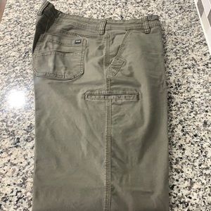 Men’s size 36 x 32 Field and stream green khaki jean type pants.